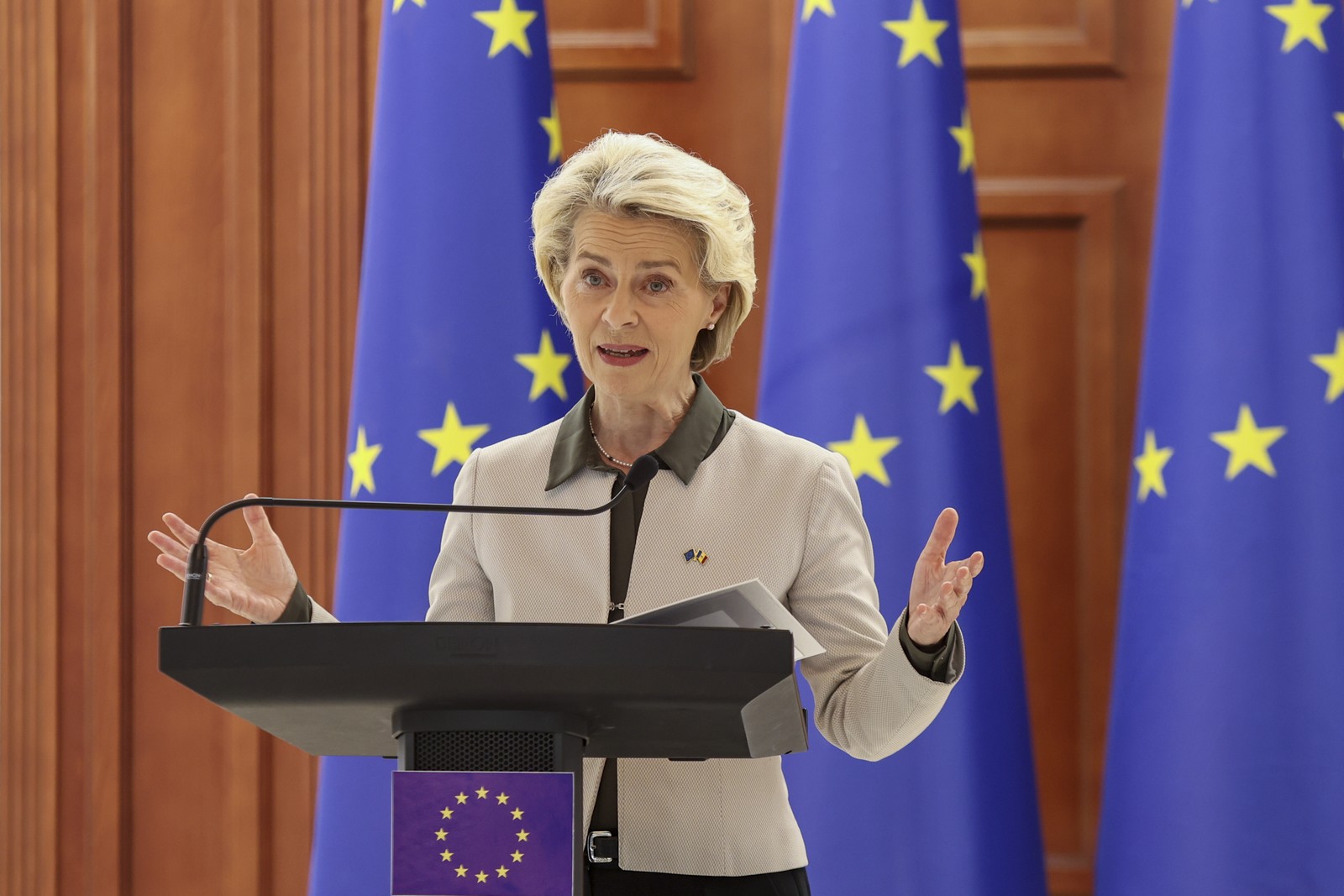 Ούρσουλα φον ντε Λάιεν: «Η ΕΕ θα βρει μια λύση για να βοηθήσει την Ουκρανία»