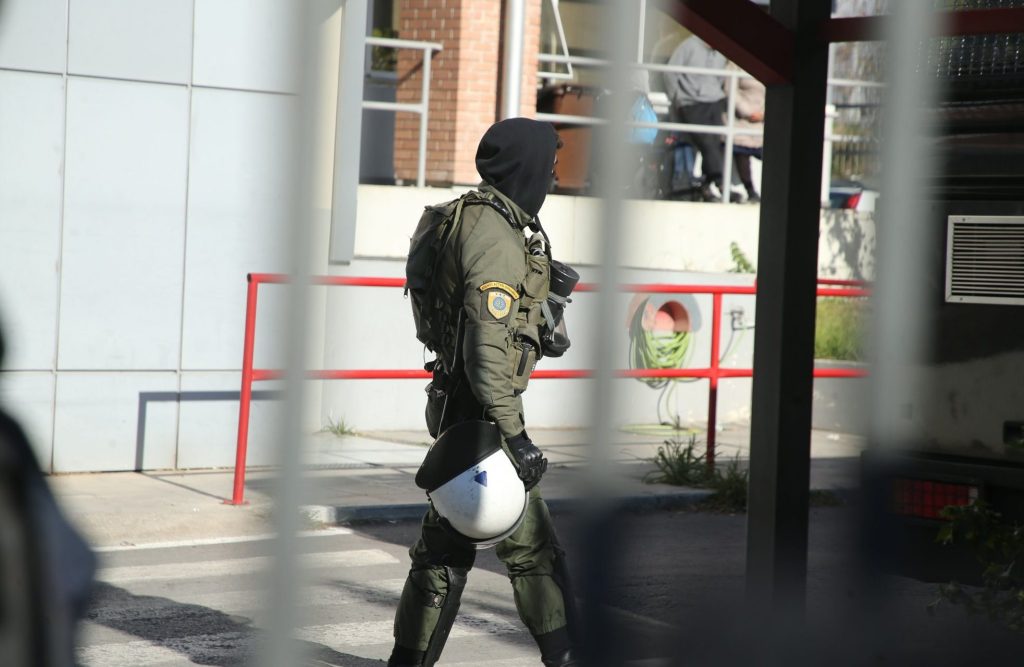 Ρέντης: «Έπιασα τη φωτοβολίδα αλλά δεν την εκτόξευσα» λέει ο αδερφός του 18χρονου