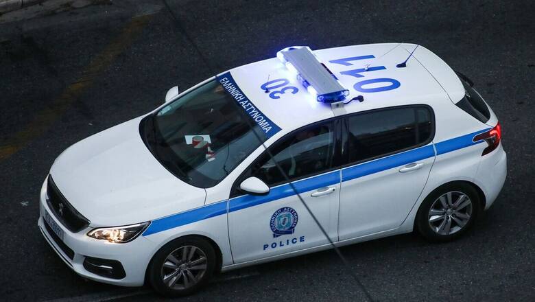 Γκύζη: Εισέβαλαν σε κοσμηματοπωλείο με βαριοπούλα, άρπαξαν χρήματα και κοσμήματα και έγιναν «καπνός»