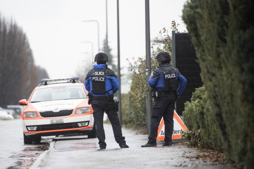 Καταδίωξη στην Ελβετία αποκάλυψε 14 παράνομους αλλοδαπούς κρυμμένους μέσα σε βαν