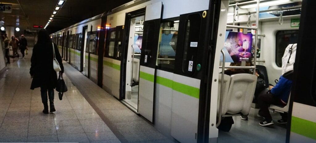 Κουκουλοφόροι μπήκαν σε συρμό του Μετρό και πέταξαν καπνογόνα – «Όποιος είναι Παναθηναϊκός να το πει τώρα»