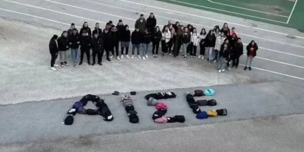 Ξάνθη: Το συγκινητικό «αντίο» μαθητών στην 19χρονη Αϊσέ που παρέσυρε και σκότωσε αστυνομικός (φωτο) 