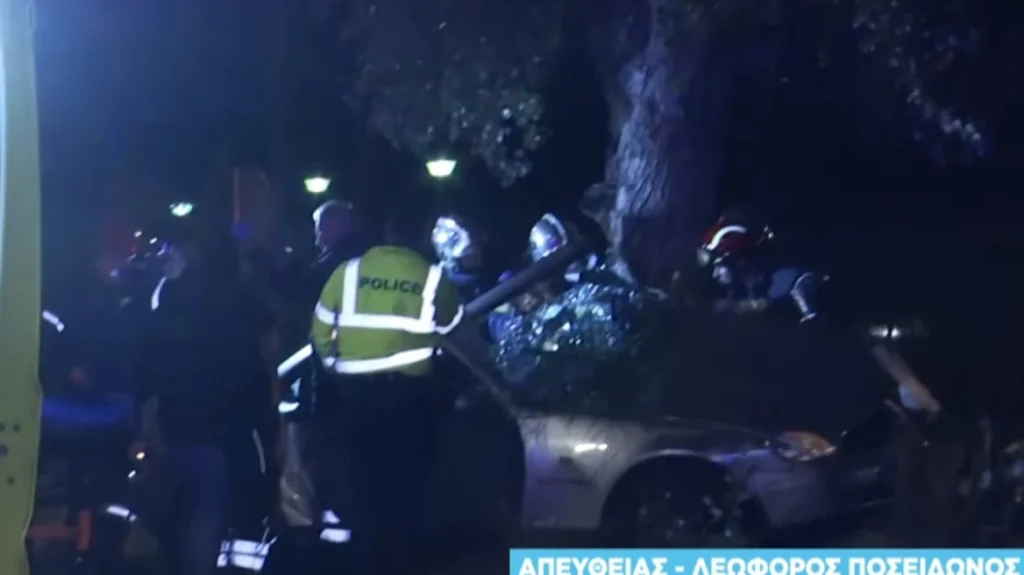 Τροχαίο στην παραλιακή Λεωφόρο Ποσειδώνος στο ύψος του Αγίου Κοσμά – Αυτοκίνητο ανέβηκε στο πεζοδρόμιο και έπεσε πάνω σε δέντρο