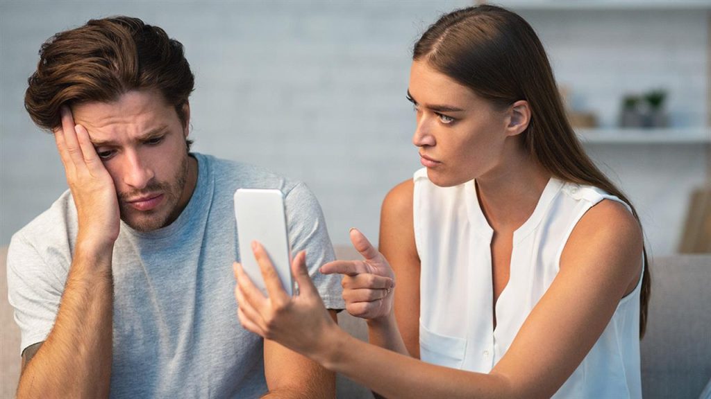 Αυτά είναι τα τέσσερα σημάδια που φανερώνουν ότι υπάρχει τρίτο πρόσωπο στη σχέση σας