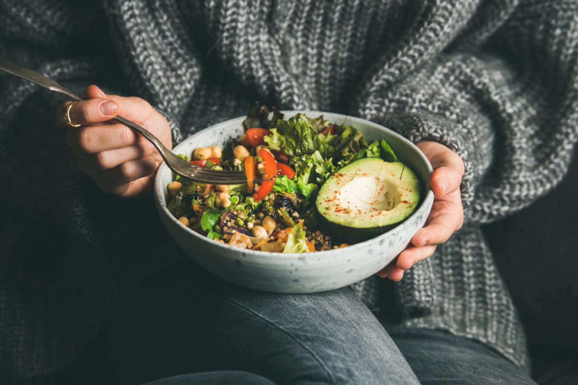 Μελέτη: Αυτή είναι η καλύτερη και η χειρότερη ώρα για να τρώμε το βράδυ