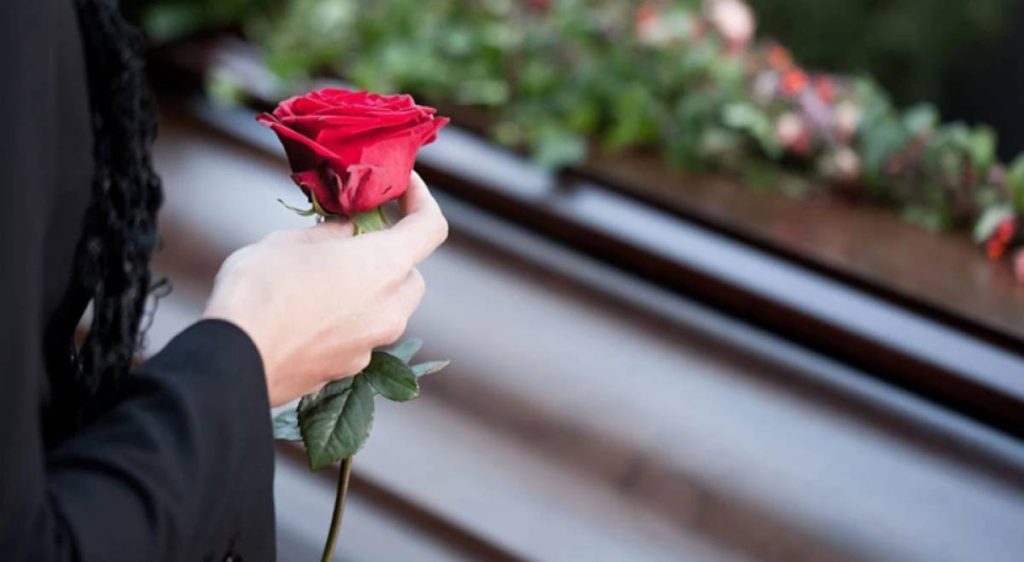 Απίστευτο περιστατικό στη Ζάκυνθο: Άνοιξαν το φέρετρο και αντίκρισαν μια ξένη γυναίκα αντί για τη συγγενή τους