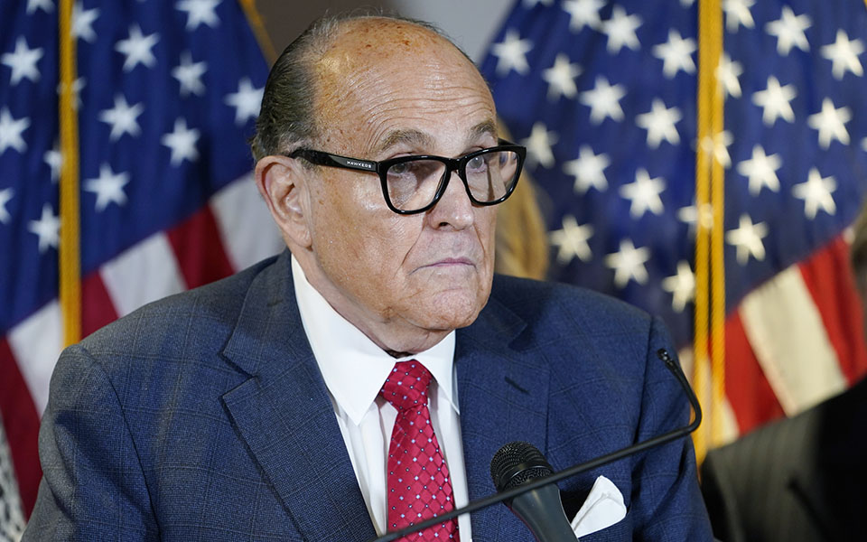 Ρ.Τζουλιάνι: Καλείται να πληρώσει αποζημίωση 148 εκατ. δολαρίων για ψευδείς δηλώσεις για νοθεία στις εκλογές