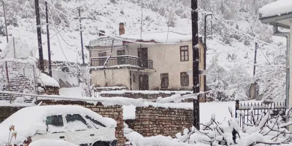 Χριστουγεννιάτικο τοπίο τα χιονισμένα ορεινά χωριά των Τρικάλων (φωτο)