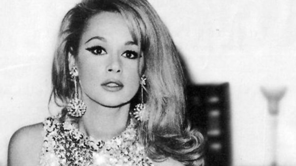 Σπάνια φωτογραφία: H Αλίκη Βουγιουκλάκη με καλσόν και τακούνια ποζάρει αγκαλιά με έναν φουσκωτό Άγιο Βασίλη