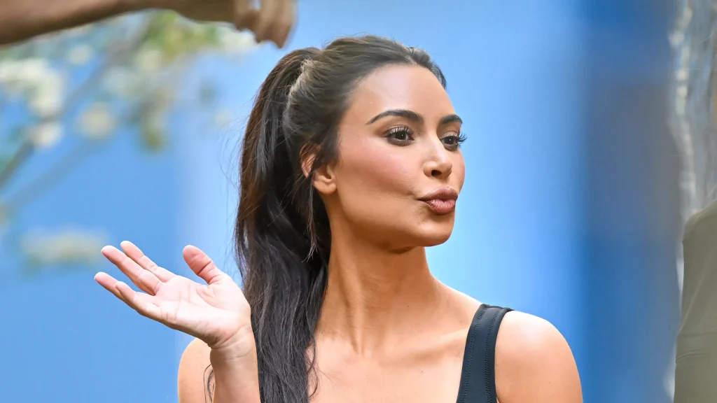 Kim Kardashian: Φοράει μαύρα εσώρουχα και «ρίχνει» το Instagram (φωτο)