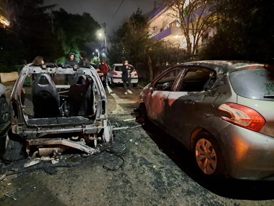 Στις φλόγες «τυλίχτηκαν» τρία αυτοκίνητα στα Βριλήσσια – Κάηκαν ολοσχερώς (φώτο-βίντεο)