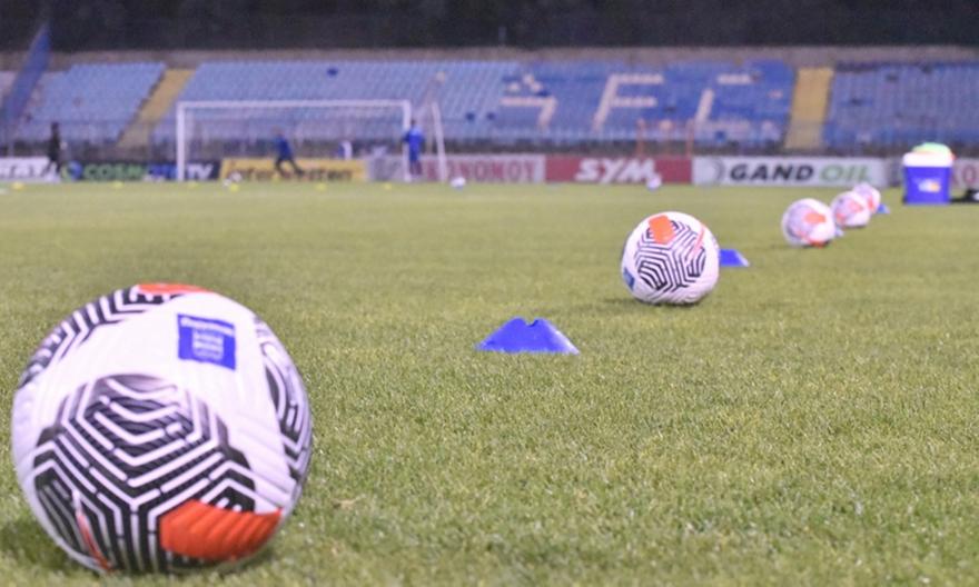 Λαμία: Ένταση έξω από το γήπεδο ανάμεσα σε ΜΑΤ και κόσμο κατά την διάρκεια της αναμέτρησης με το Βόλο