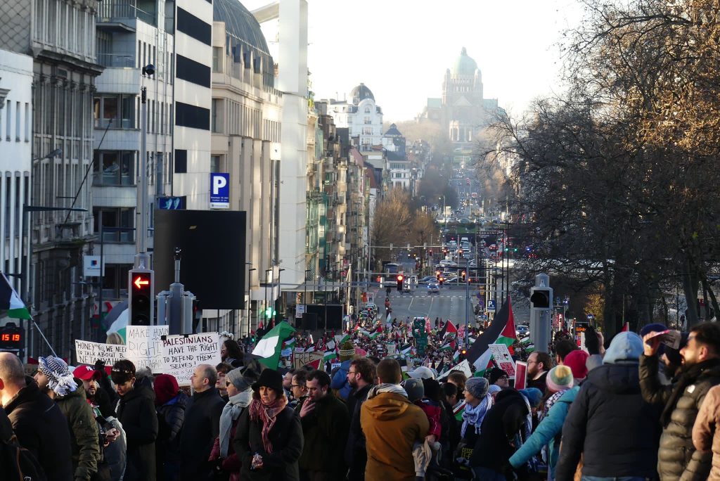 Βρυξέλλες: Περίπου 27.000 άνθρωποι διαδήλωσαν ζητώντας παύση των ισραηλινών βομβαρδισμών στην Λωρίδα της Γάζας (βίντεο) 