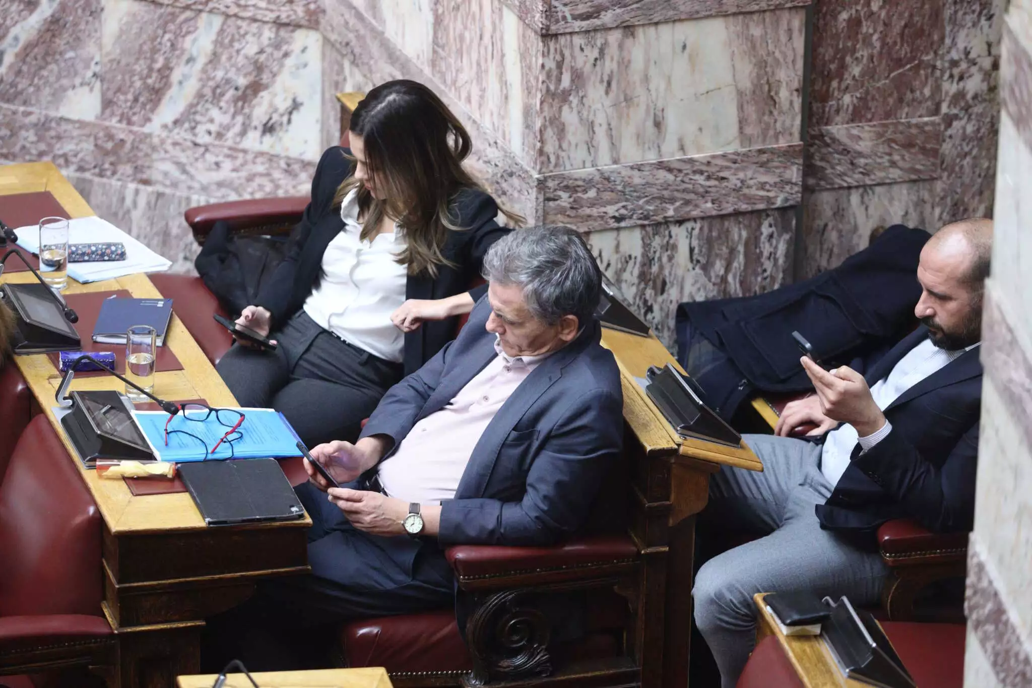 «Απαρτία» από τη Νέα Αριστερά στη Βουλή – Χαμόγελα και «πηγαδάκια» (φωτο)