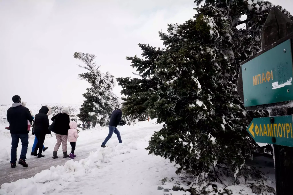Κακοκαιρία: Έπεσαν τα πρώτα χιόνια και στην Πάρνηθα 