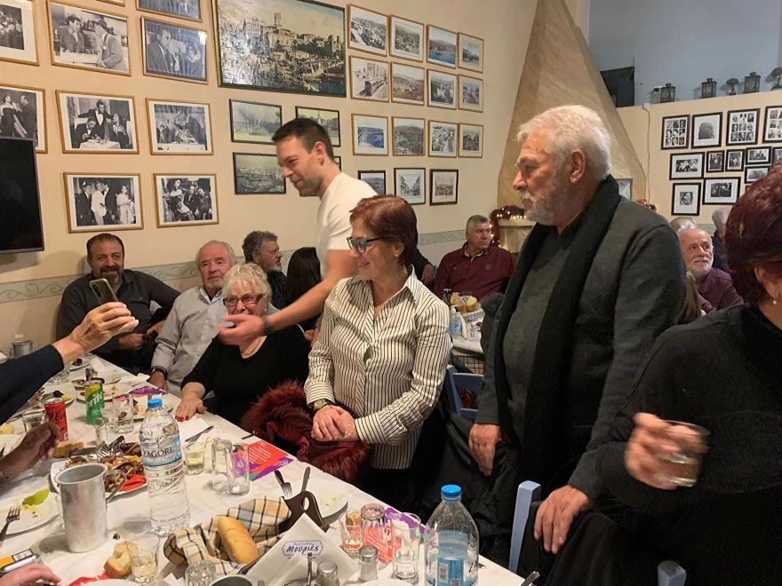 Σύσσωμη η οικογένεια του Σ.Κασσελάκη σε κομματική εκδήλωση του ΣΥΡΙΖΑ στον Πειραιά (φωτο) 