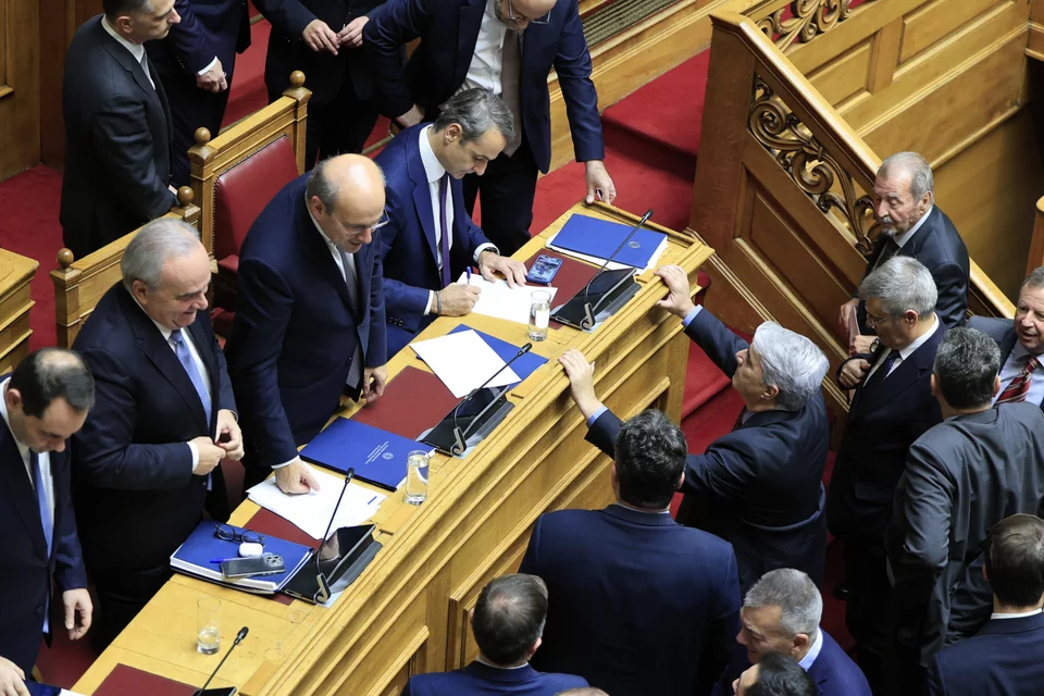Βουλή: Τα «πηγαδάκια» που δημιουργήθηκαν κατά την ψήφιση του προϋπολογισμού (φωτο)