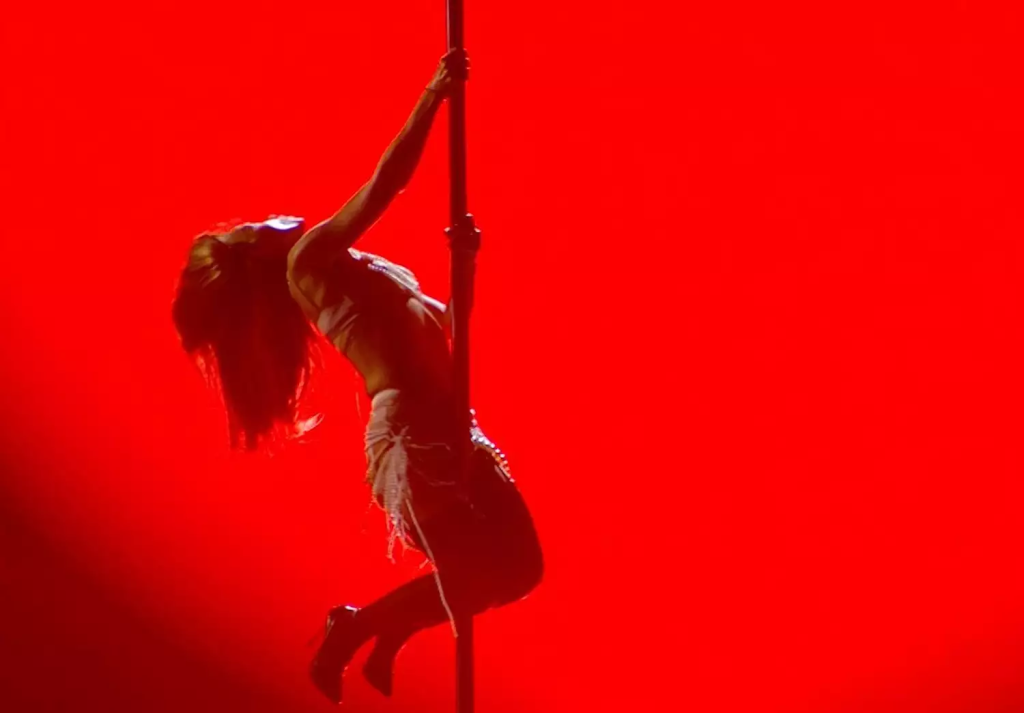 MadWalk: Το «καυτό» pole dancing της Ελένης Φουρέιρα με ζαρτιέρες (βίντεο)