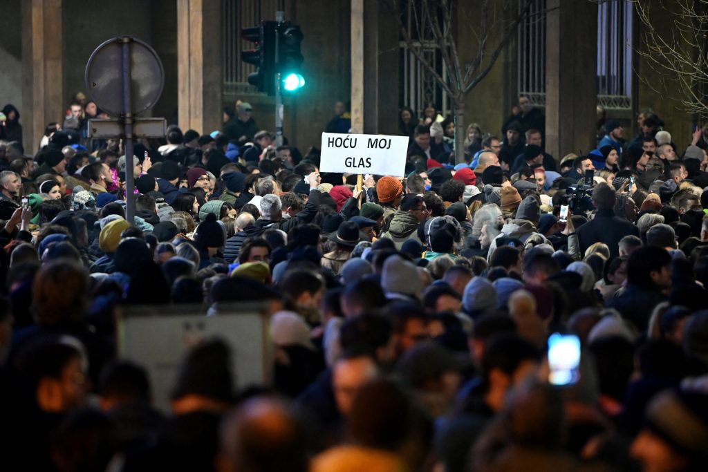 Σερβία: Διαδηλωτές ζητούν την επανάληψη των εκλογών στο Βελιγράδι – Καταγγέλλουν νοθεία
