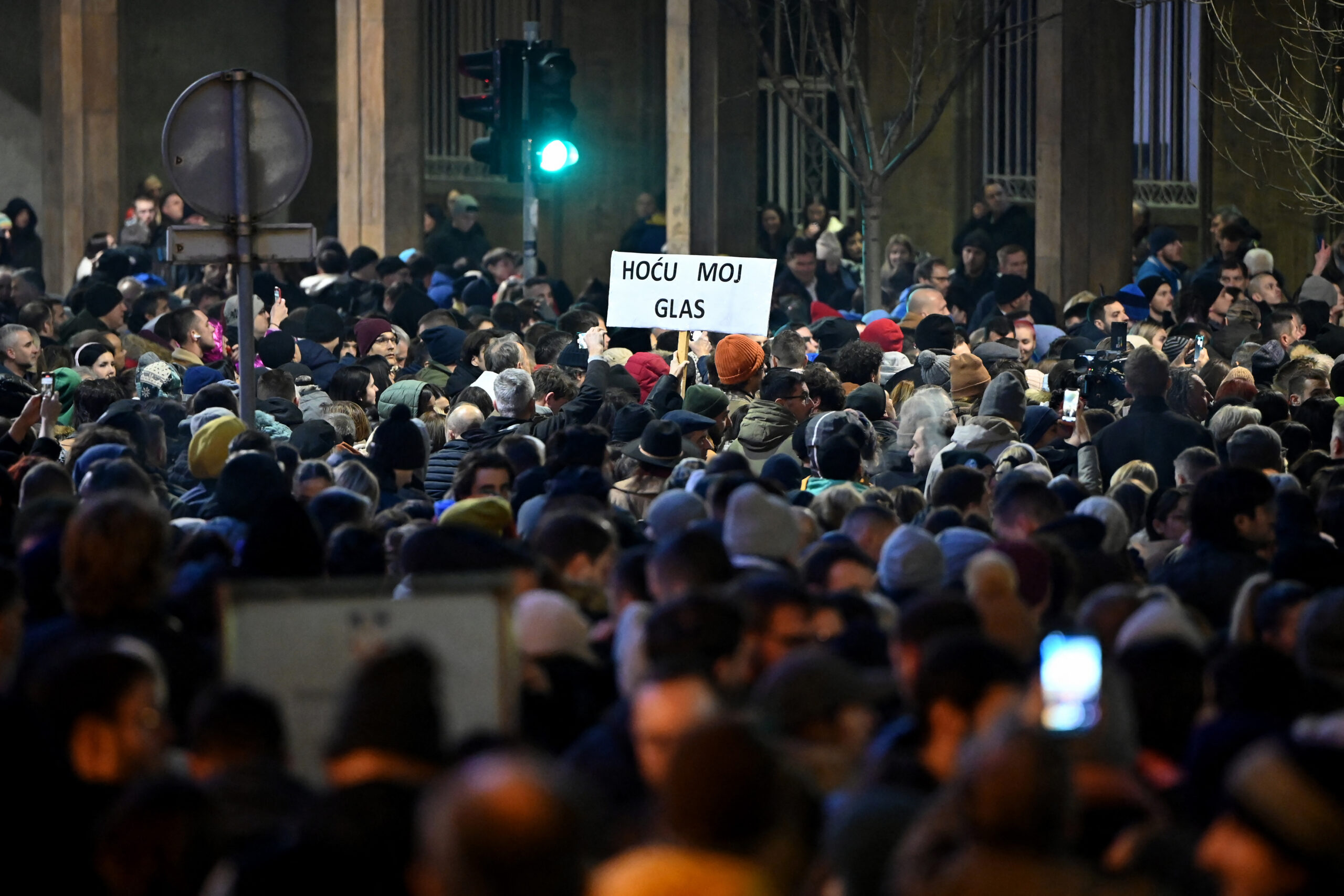 Σερβία: Διαδηλωτές ζητούν την επανάληψη των εκλογών στο Βελιγράδι – Καταγγέλλουν νοθεία