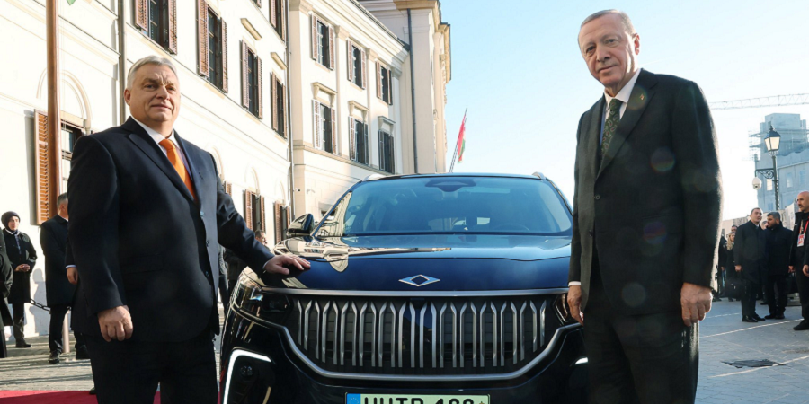 Ο Ρ.Τ.Ερντογάν χάρισε το τουρκικής παραγωγής ηλεκτρικό αυτοκίνητο TOGG στον Β.Όρμπαν (φώτο)