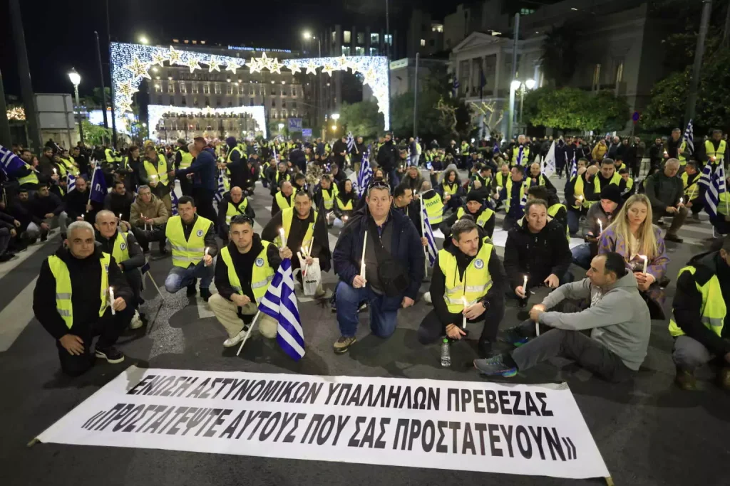 Καθιστική διαμαρτυρία από ένστολους στο κέντρο της Αθήνας για τον 31χρονο αστυνομικό (φώτο)