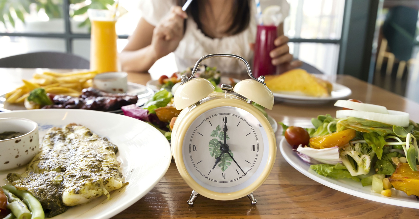 Νέα μελέτη αποκαλύπτει: Ποια είναι η καλύτερη ώρα για να τρώμε πρωινό και βραδινό;