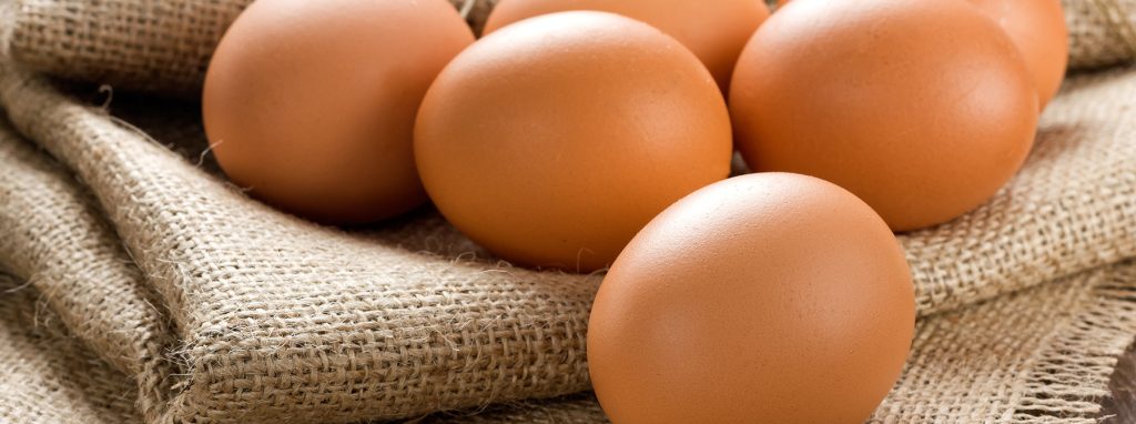Πρέπει να διατηρούμε τα αυγά στο ψυγείο ή όχι;
