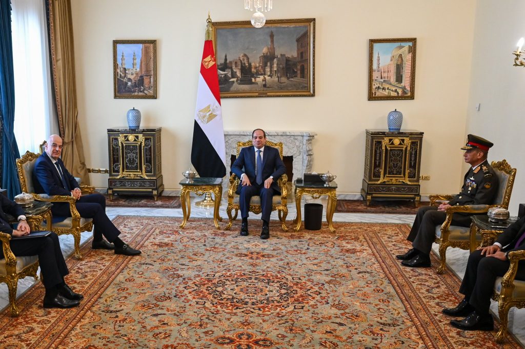 Με τον πρόεδρο της Αιγύπτου Αλ Σίσι συναντήθηκε ο Νίκος Δένδιας