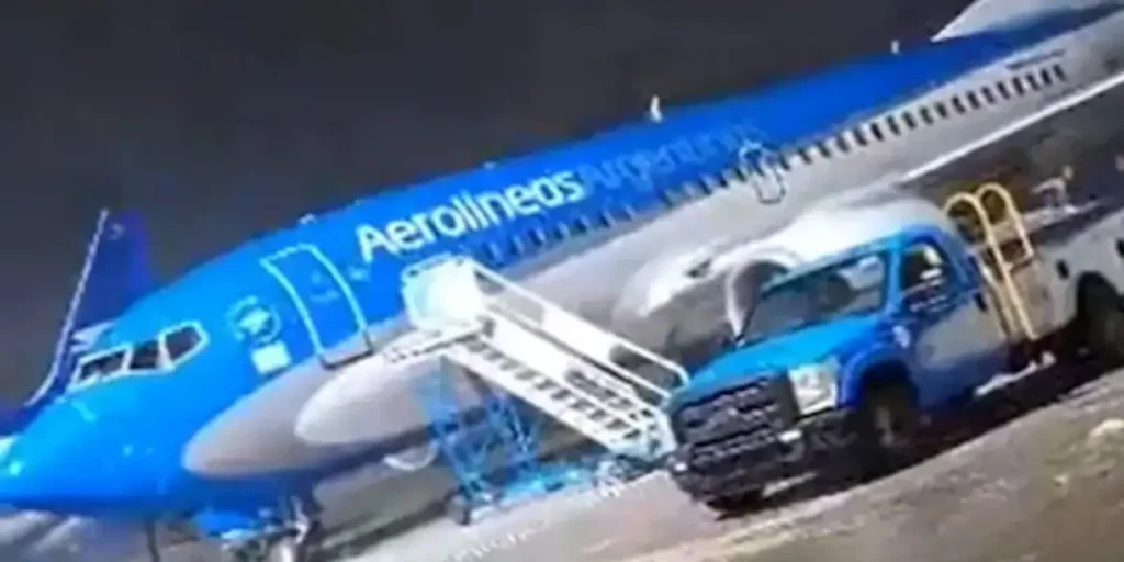 Η στιγμή που ισχυροί άνεμοι στο Μπουένος Άιρες παρασέρνουν σταθμευμένο αεροπλάνο και το ρίχνουν πάνω σε άλλα