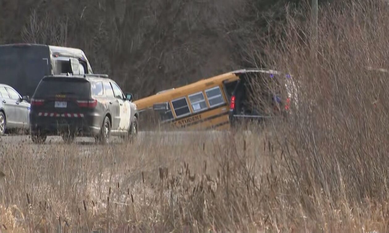 Καναδάς: Σχολικό λεωφορείο συγκρούστηκε με SUV – Δύο νεκροί και τρεις τραυματίες (βίντεο)