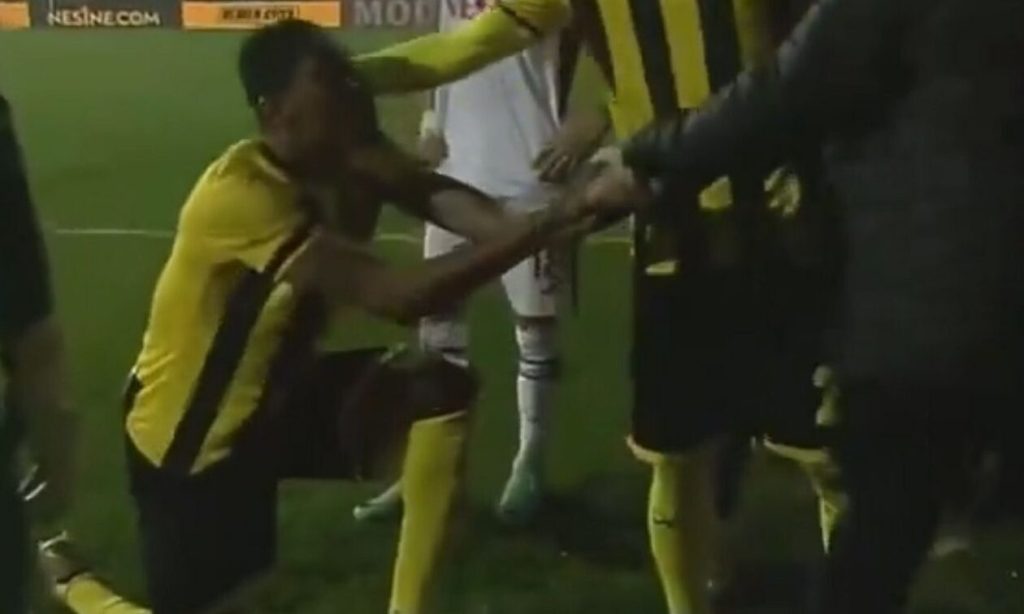 Χάος σε ποδοσφαιρικό αγώνα στην Τουρκία: Ομάδα αποχώρησε και παίκτης ικέτευε γονατιστός τον πρόεδρο να συνεχίσουν (βίντεο)