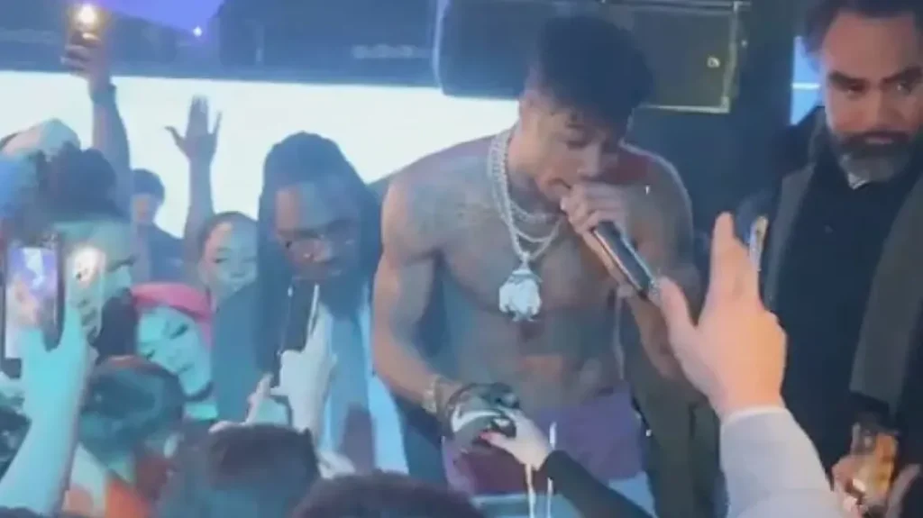 ΗΠΑ: Ο ράπερ Βlueface φωνάζει στη σκηνή κοπέλα που του πέταξε παγάκια και διατάζει τον ξυλοδαρμό της (βίντεο)