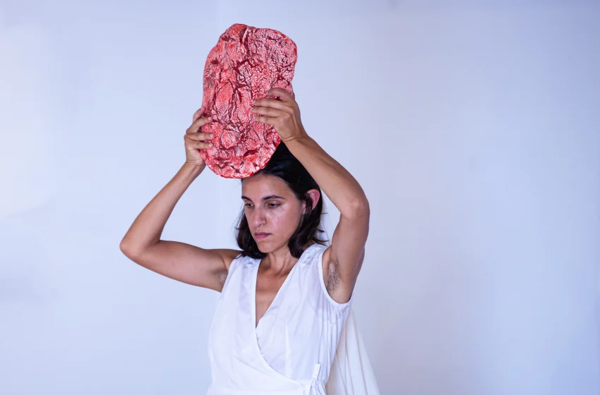 Γ.Λαλέ: «Λυπάμαι που παρερμηνεύτηκε το έργο μου με τη ροζ ελληνική σημαία»