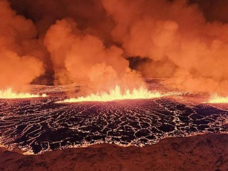 Ισλανδία: Ηφαιστειακή έκρηξη με «σιντριβάνια» λάβας να φτάνουν έως και τα 100 μέτρα! (βίντεο)