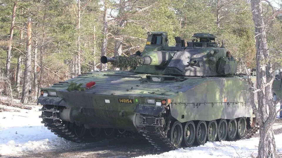 Η Δανία πληρώνει την Σουηδία για να στείλει ΤΟΜΑ CV-90 στην Ουκρανία