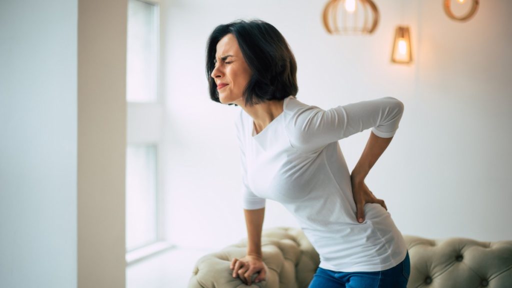 Πόνος στη μέση: Απλές κινήσεις στο σπίτι για να ανακουφιστείτε