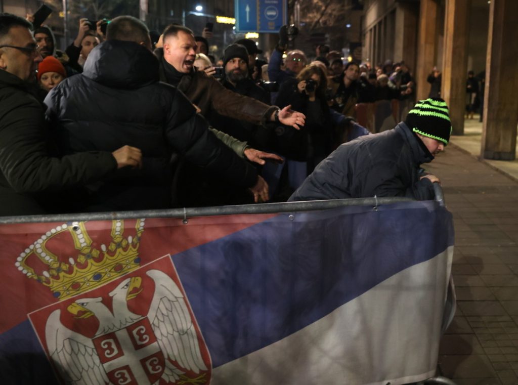 Η αντιπολίτευση ζητά επανάληψη των εκλογών – Α.Βούτσιτς: «Ξένοι θέλουν να κάνουν την Σερβία… μπανανία»