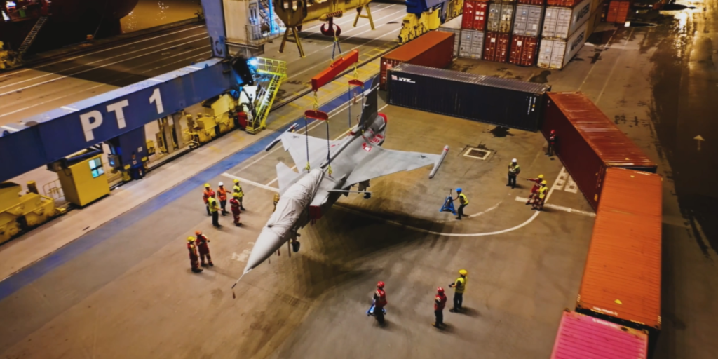 Με εμπορικό πλοίο παρέλαβε ακόμα ένα μαχητικό Gripen η Βραζιλία