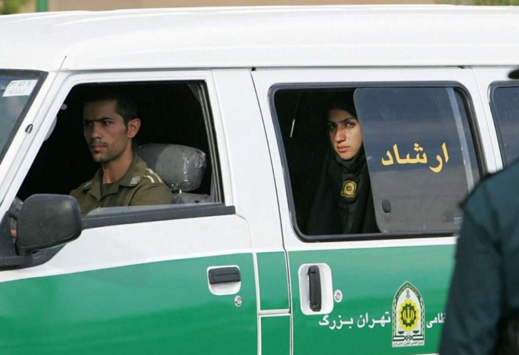 Ιράν: Γυναίκα απαγχονίστηκε για την δολοφονία του συζύγου της – Είχαν παντρευτεί όταν εκείνη ήταν 15 ετών (φώτο)