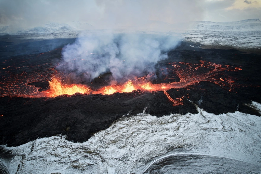 Ηφαίστειο στην Ισλανδία: Μειώνεται η ένταση της έκρηξης (φώτο-βίντεο)