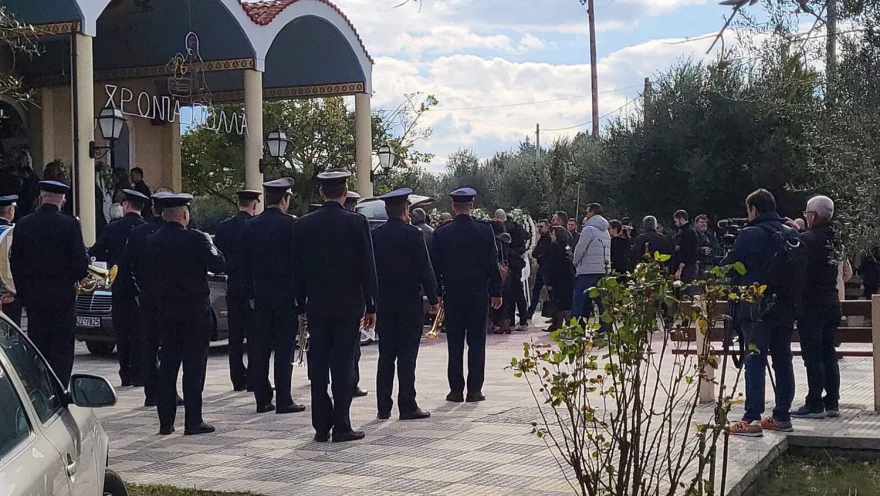 Σε κλίμα οδύνης η κηδεία του 29χρονου αστυνομικού που έχασε την ζωή του στην καταδίωξη στον Ασπρόπυργο (φώτο)