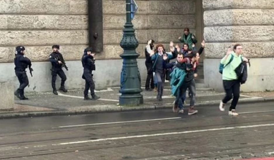 Πράγα: Έλληνες τουρίστες κοντά στο πανεπιστήμιο που έγινε το μακελειό – «Είμαστε ασφαλείς» (φωτο) 