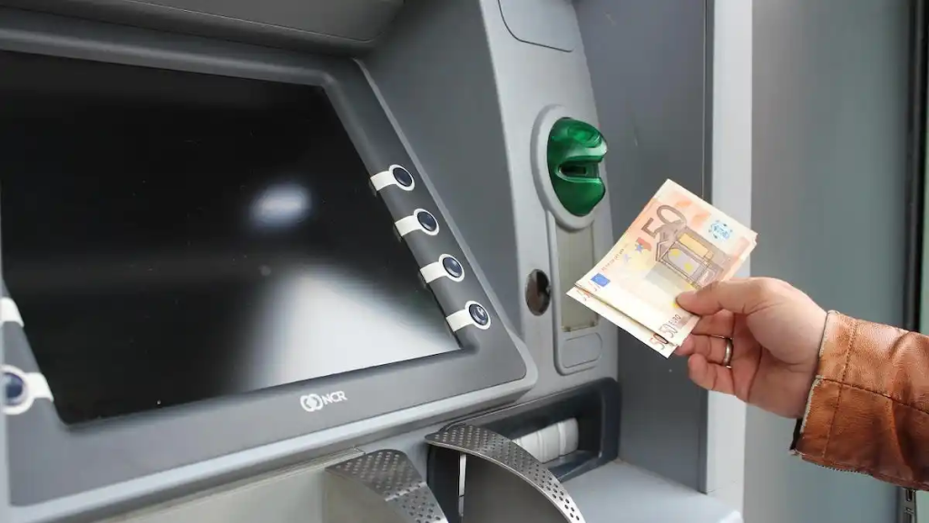 Μειώνεται η χρέωση για ανάληψη μετρητών από ΑΤΜ άλλης τράπεζας – Τι θα πληρώνουμε