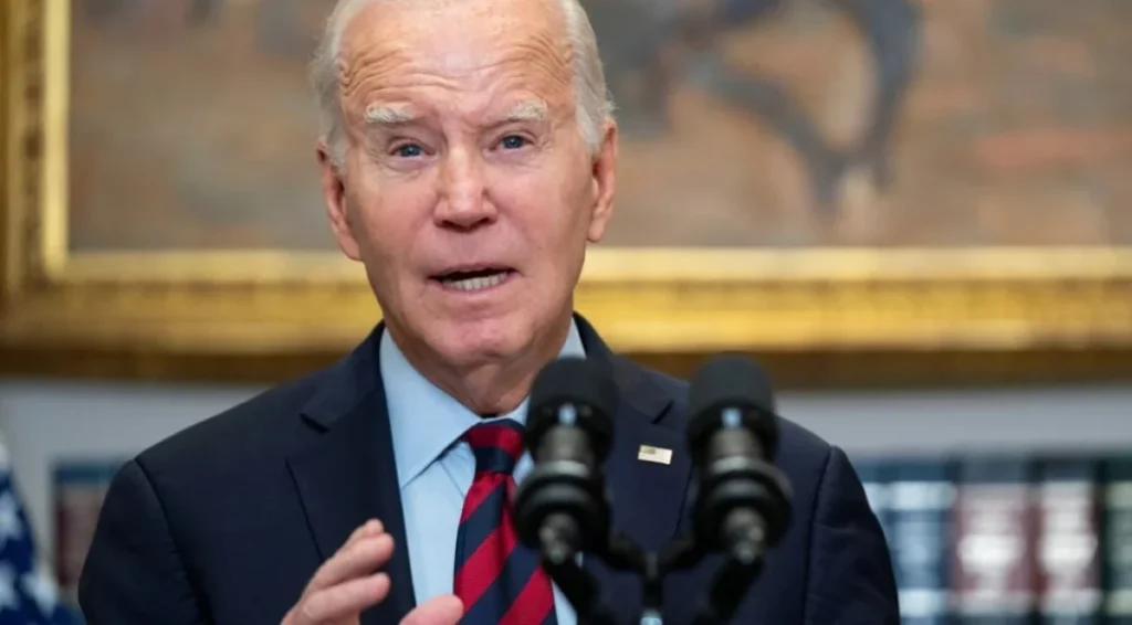 Ο πρόεδρος των ΗΠΑ Τ.Μπάιντεν σε νέες περιπέτειες: Αγκαλιάζει τον… αέρα! (βίντεο)