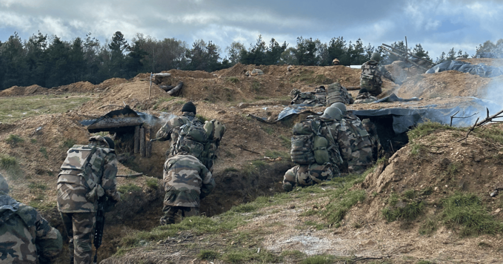 Συγκλονιστικό βίντεο: Τραυματισμένη Ουκρανή στρατιώτης προσπαθεί να διασωθεί σε χαράκωμα και τελικά καταρρέει