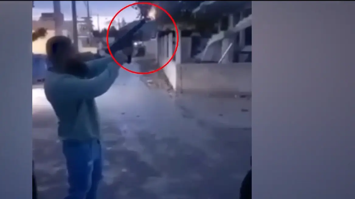 Ρομά πυροβολεί στον αέρα με οπλοπολυβόλο δίπλα σε σπίτια στα Μέγαρα (βίντεο)