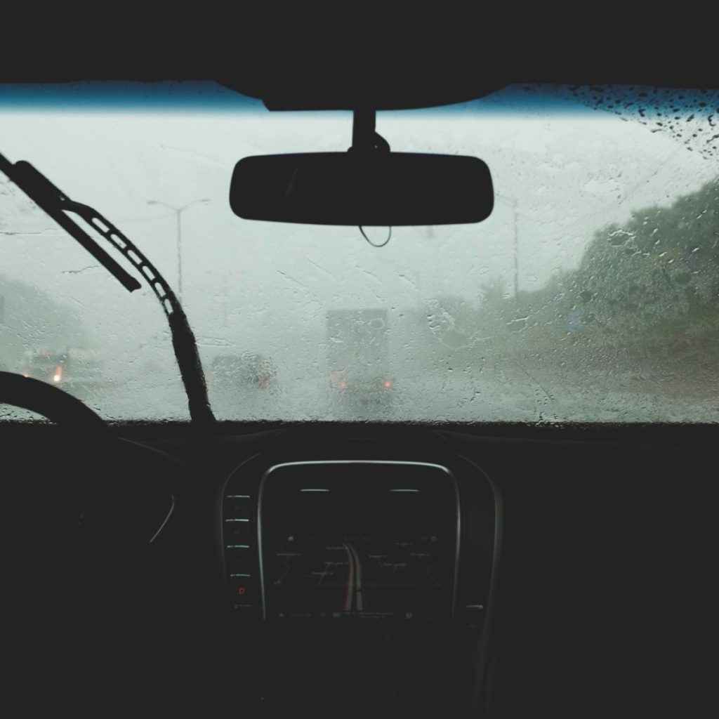 Τελικά τι ισχύει; – Με ζεστό ή κρύο αέρα ξεθολώνει πιο γρήγορα το παρμπρίζ του αυτοκινήτου;