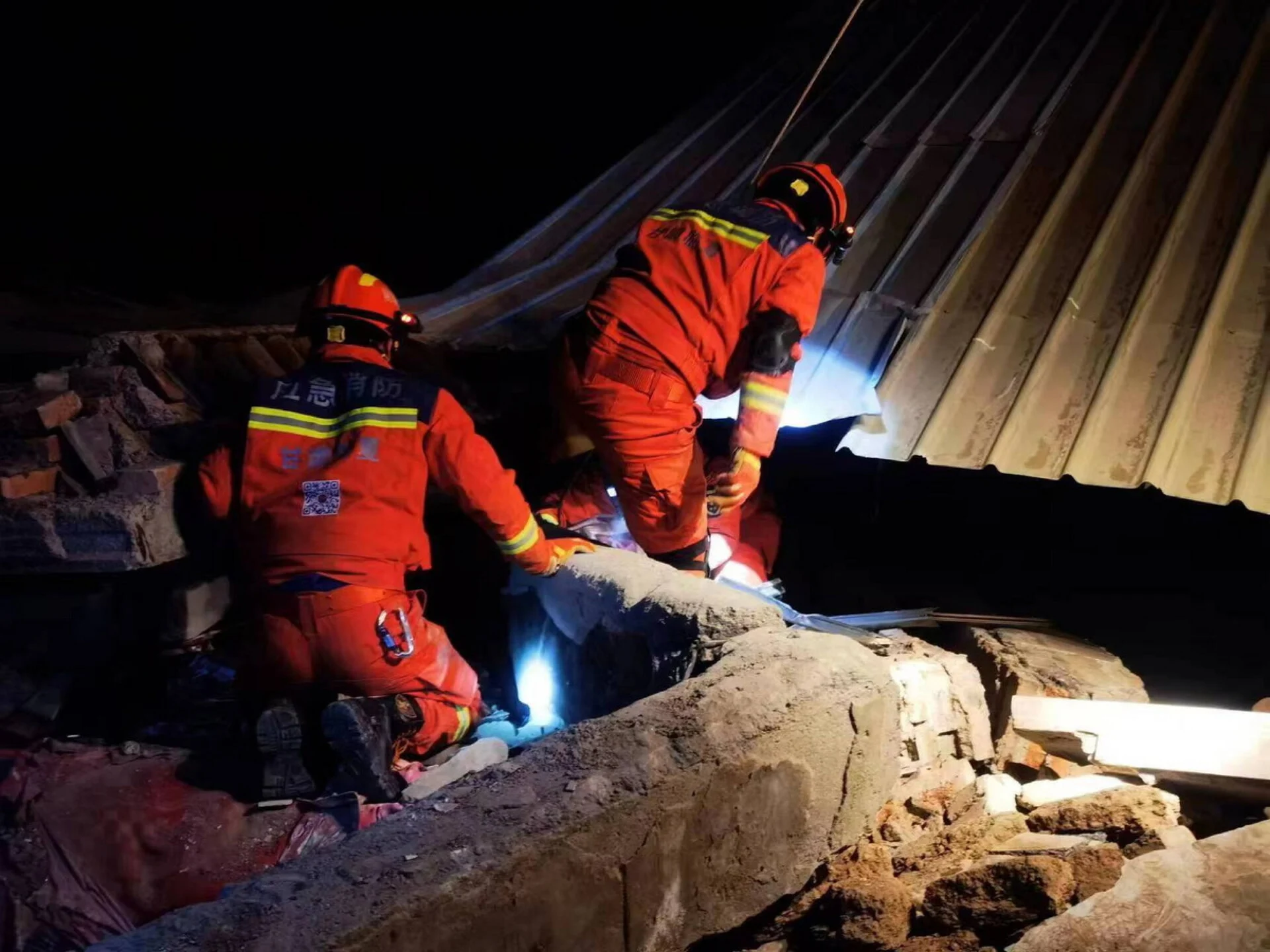 Κίνα: Τους 137 έφθασαν οι νεκροί από τον σεισμό των 6,2 Ρίχτερ – 12 αγνοούνται (φώτο-βίντεο)