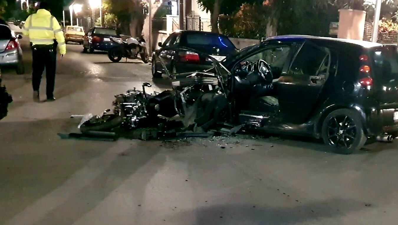 Ίλιον: Μοτοσικλέτα συγκρούστηκε με ΙΧ – Νεκρός ένας 27χρονος (upd)